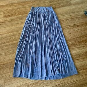 THE SANG blue crinkle front skit maxi skirt. Size large